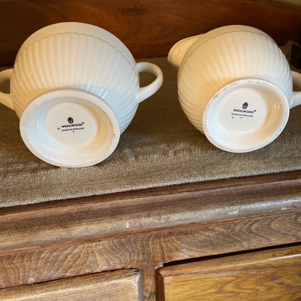 Wedgwood Edme Cream and Sugar Set - Picture 5 of 7